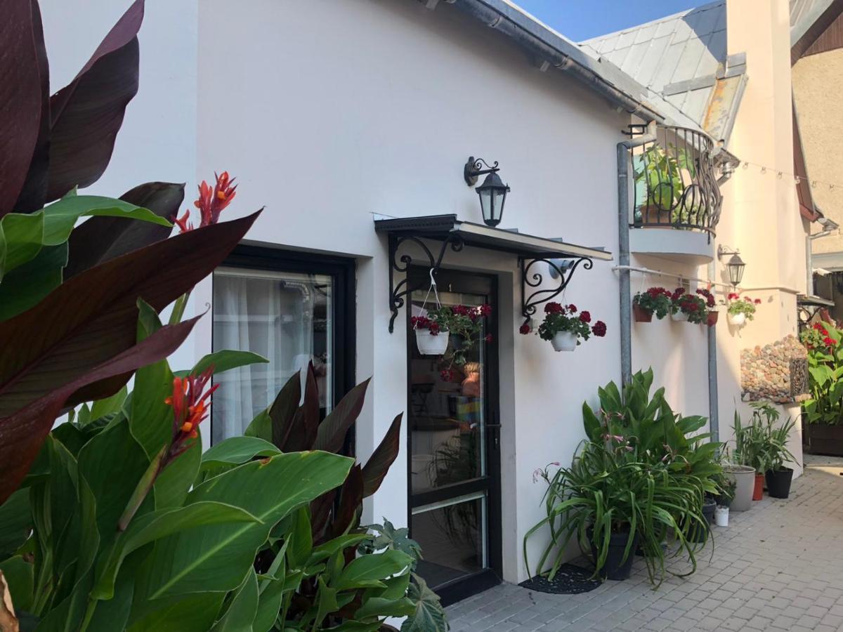 Guest House Nika - Cottages And Rooms In The Heart Of Palanga City Center Bagian luar foto