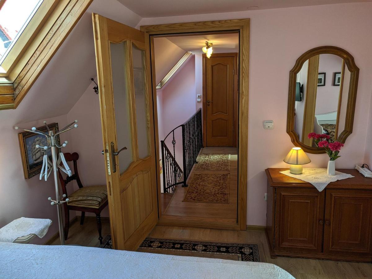 Guest House Nika - Cottages And Rooms In The Heart Of Palanga City Center Bagian luar foto